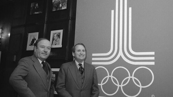 Герберт Шлоссер (справа) и Роберт Ховард позируют на фоне эмблемы Олимпиады-80 - Sputnik Латвия