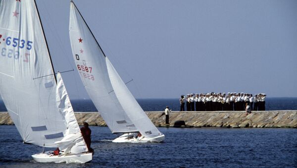 Оркестр встречает яхты после соревнований. Торжественное закрытие парусной регаты. XXII летние Олимпийские игры - Sputnik Латвия