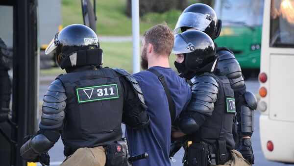 Сотрудники правоохранительных органов задерживают участников акции протеста в Минске. - Sputnik Латвия