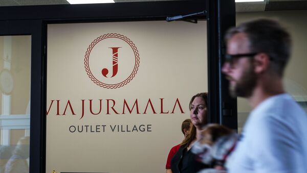 На Юрмальской трассе открылся для посетителей Via Jurmala Outlet Village - Sputnik Латвия