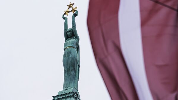 Памятник Свободы в Риге и флаг Латвии - Sputnik Латвия
