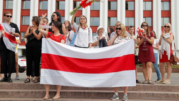 Участники акции протеста перед Министерством иностранных дел в Минске - Sputnik Латвия