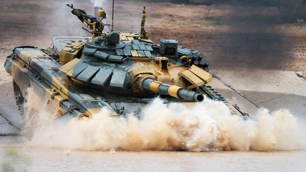 Танк Т-72 команды военнослужащих Вьетнама во время соревнований танковых экипажей в рамках конкурса Танковый биатлон-2020 на полигоне Алабино в Подмосковье во второй день VI Армейских международных игр АрМИ-2020 - Sputnik Латвия