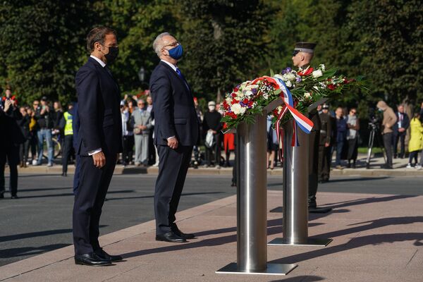 Церемония возложения цветов к памятнику Свободы в Риге, в которой приняли участие президент Франции Эммануэль Макрон и президент Латвии Эгилс Левитс - Sputnik Латвия