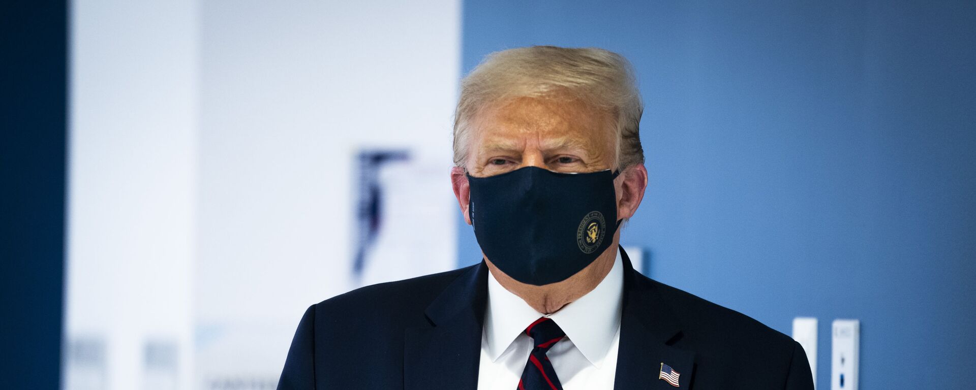 Президент США Дональд Трамп в защитной маске - Sputnik Латвия, 1920, 02.10.2020