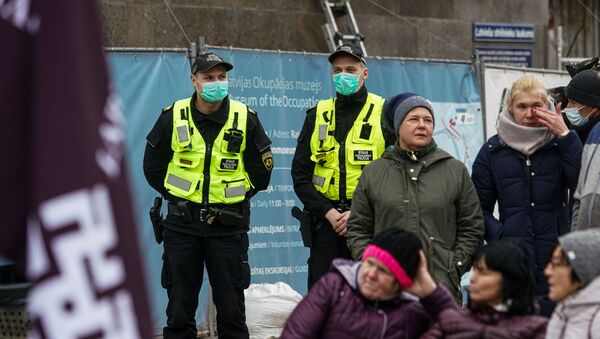 В Риге прошел марш против ношения масок - Sputnik Латвия