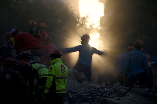 Поиск жертв обрушения дома после землетрясения в Измире - Sputnik Латвия