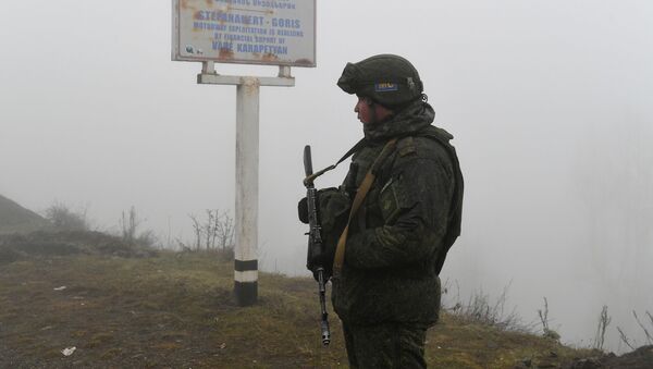 Российский миротворец на блокпосту в Лачинском коридоре - Sputnik Латвия