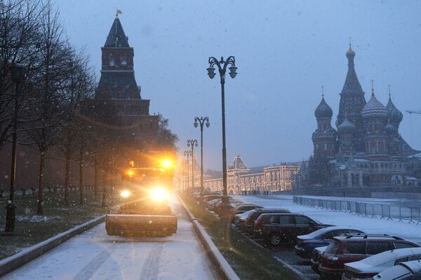 Sniega tīrīšanas mašīna pie Maskavas Kremļa - Sputnik Latvija