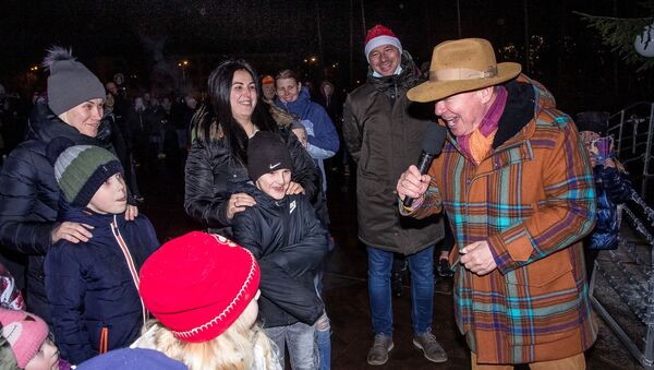 Мэр Вентспилса Айварс Лембергс на торжественной церемонии зажжения огней на рождественской елке.  - Sputnik Latvija
