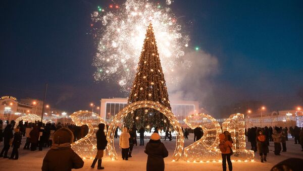Праздничный салют на торжественной церемонии зажжения огней на первой новогодней елке страны в Якутске в рамках всероссийского фестиваля Зима начинается с Якутии - Sputnik Латвия