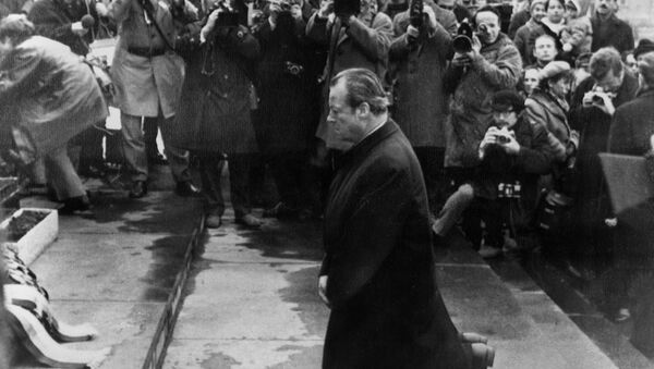 Канцлер ФРГ Вилли Брандт опустился на колени перед памятником жертвам подавленного восстания в Варшавском гетто, Варшава, 7 декабря 1970 года - Sputnik Латвия