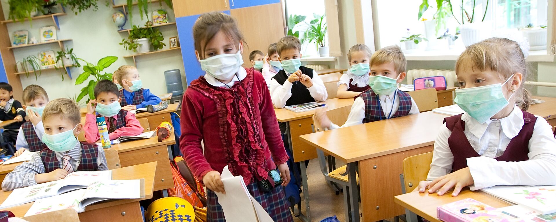 Школьники младших классов в защитных масках - Sputnik Латвия, 1920, 05.02.2021