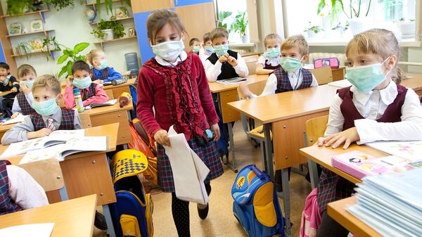 Школьники младших классов в защитных масках - Sputnik Latvija