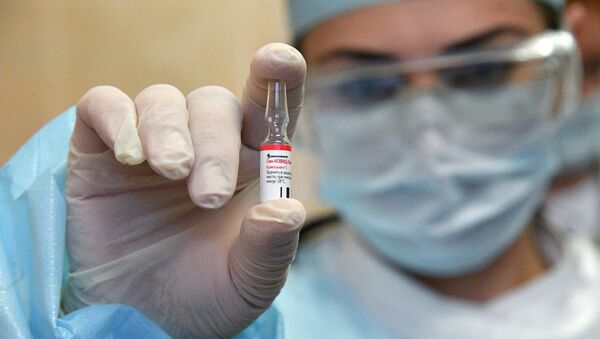 Медицинский работник минской поликлиники проводит вакцинацию добровольцев от COVID-19 российским препаратом Спутник V - Sputnik Latvija