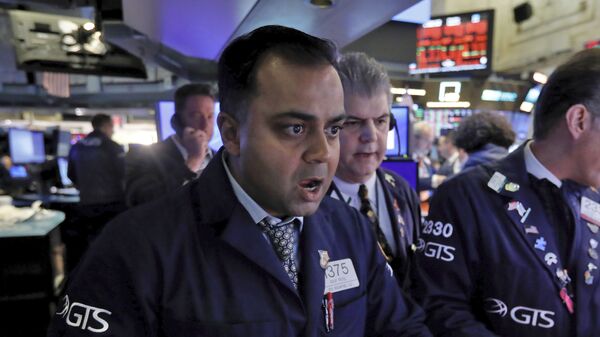 Специалист Нью-Йоркской фондовой биржи реагирует известие о падении рынков - Sputnik Latvija