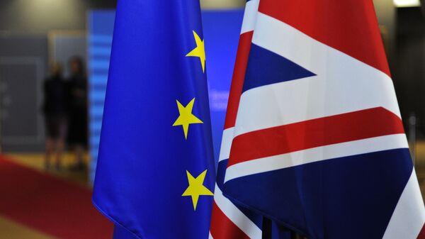 Флаги Евросоюза и Великобритании перед началом саммита ЕС в Брюсселе - Sputnik Latvija
