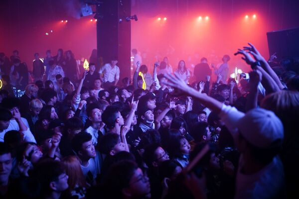 Посетители танцуют в ночном клубе в Ухане - Sputnik Латвия