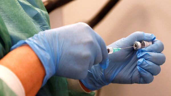 Медицинский сотрудник на вакцинации от COVID-19 в госпитале Вентспилса - Sputnik Latvija