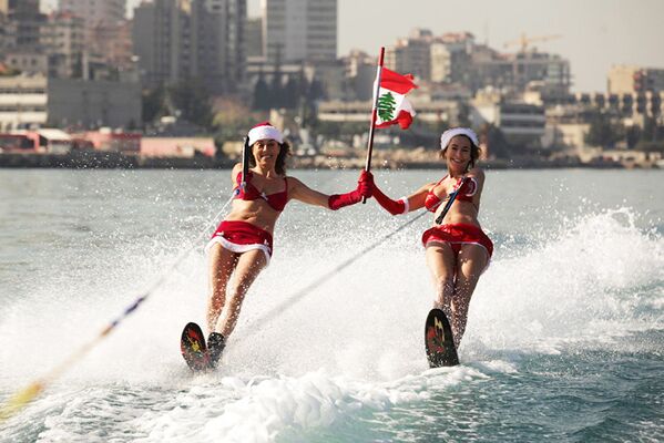 Девушки на водных лыжах в костюмах Санта-Клаусов в заливе Джуния в Ливане - Sputnik Latvija