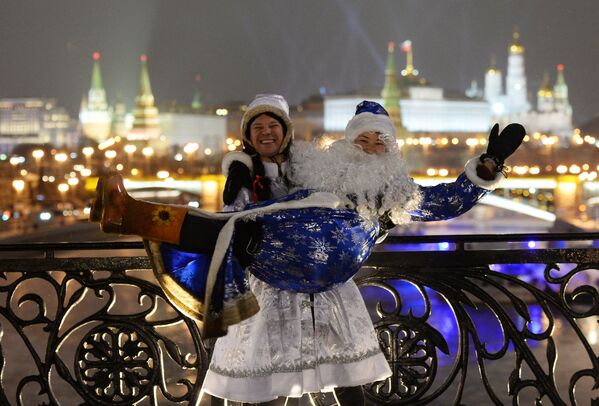 Снегурочка и Дед Мороз во время празднования Нового года на Патриаршем мосту в Москве - Sputnik Latvija