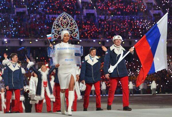 Знаменосец сборной России Александр Зубков и модель Ирина Шейк на церемонии открытия XXII зимних Олимпийских игр в Сочи  - Sputnik Латвия