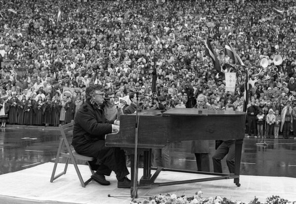 Раймонд Паулс аккомпанирует многотысячному хору участников манифестации в поддержку учередительного съезда Народного Фронта Латвии в Межапарке города Риги, 1988 год - Sputnik Латвия