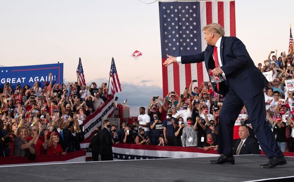 Президент США Дональд Трамп на митинге во время кампании в международном аэропорту Орландо Сэнфорд в Сэнфорде, 2020 год - Sputnik Латвия