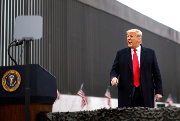 Президент США Дональд Трамп во время посещения пограничной стены между США и Мексикой в ​​Аламо, штат Техас - Sputnik Латвия