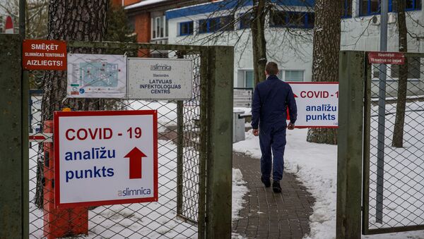 Мужчина направляется в пункт приема тестов на COVID-19 в Латвийском центре инфектологии - Sputnik Латвия
