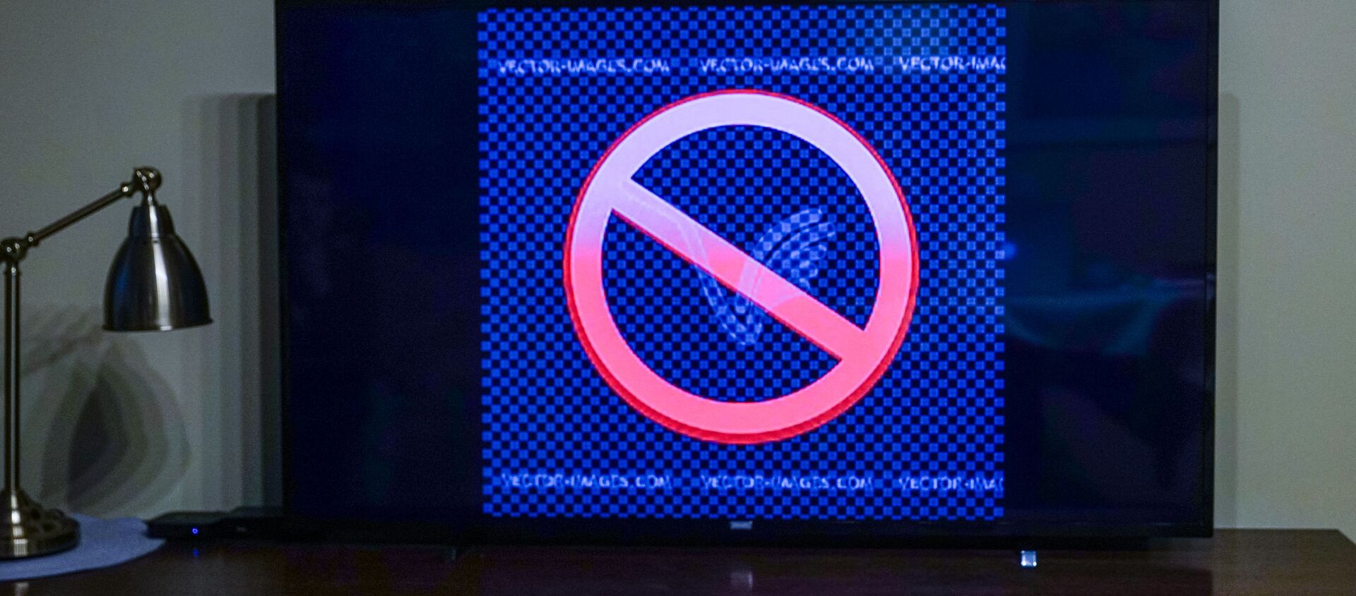 Знак запрета на экране телевизора - Sputnik Латвия, 1920, 03.02.2021