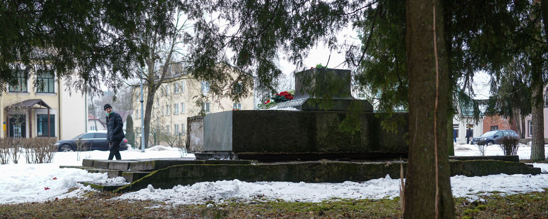 В ночь на 24 февраля в Екабпилсе вандалы украли пушку ЗиС-3 с могилы героев-освободителей Екабпилса от нацистских захватчиков - Sputnik Латвия, 1920, 10.03.2021