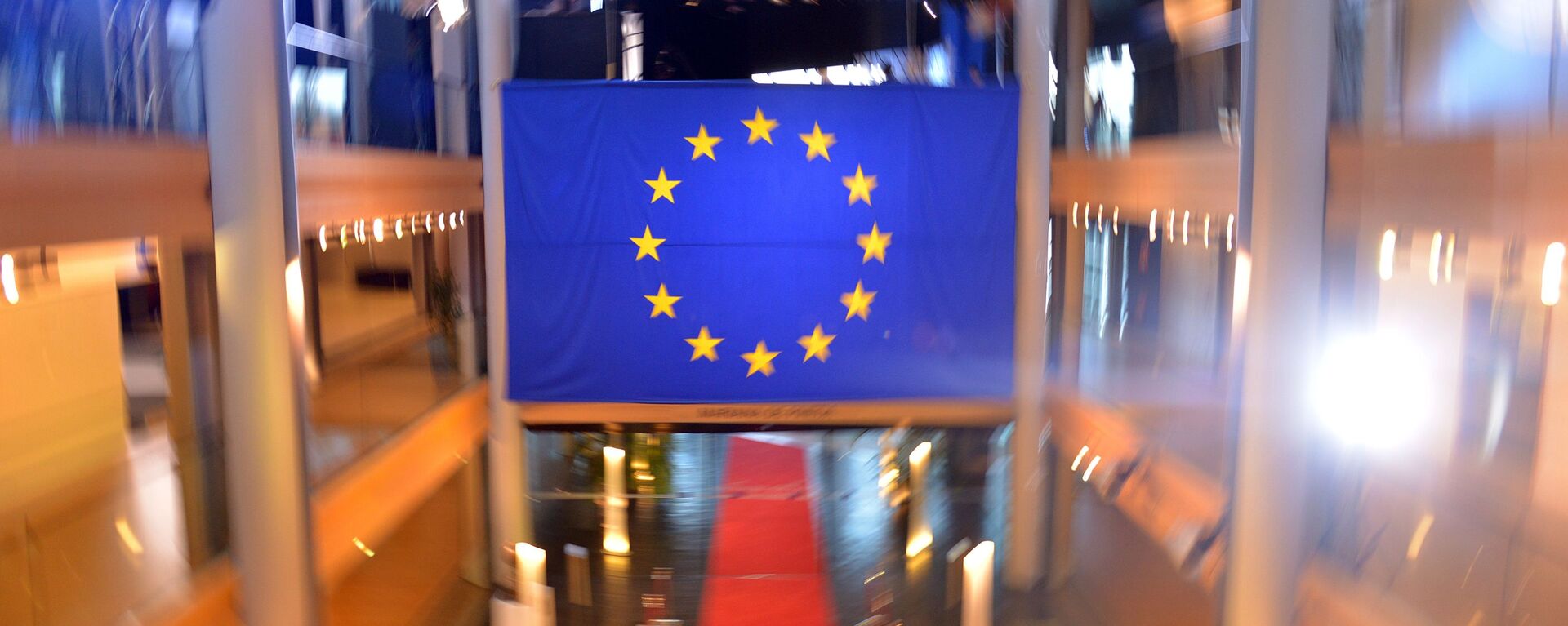 Флаг Евросоюза в главном здании Совета Европы в Страсбурге - Sputnik Латвия, 1920, 02.03.2022