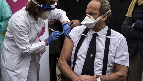Доктор Джованни Ди Перри во время вакцинации в больнице Амедео ди Савойя в Турине, Италия - Sputnik Латвия