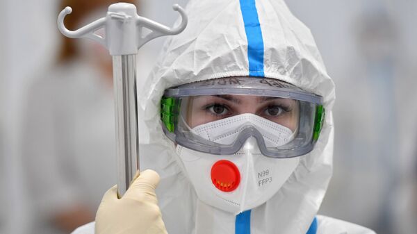 Медсестра в инфекционной клинической больнице №2 Департамента здравоохранения города Москвы - Sputnik Латвия