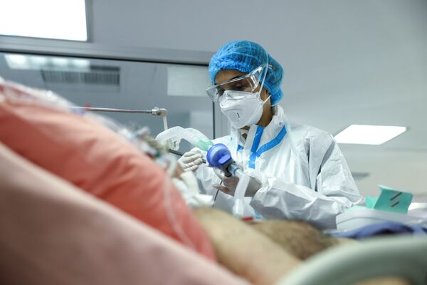 Medicīnas māsa pie pacienta intensīvās terapijas nodaļā slimnīcā Atēnās, Grieķijā - Sputnik Latvija