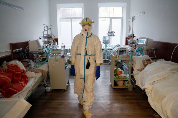 Ārste slimnīcā Kijevā, Ukrainā - Sputnik Latvija