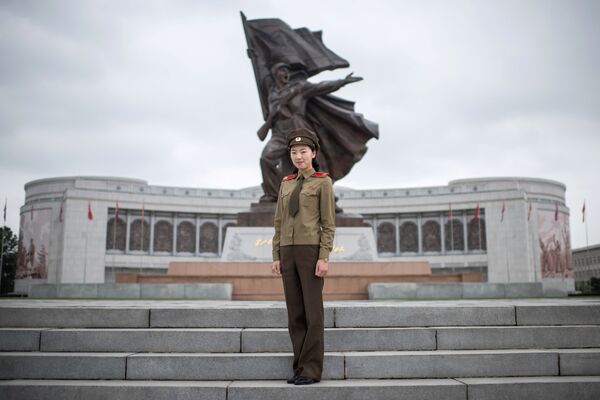 Капитан Корейской народной армии Чхве Ун-Чон позирует у Военного музея в Пхеньяне - Sputnik Latvija