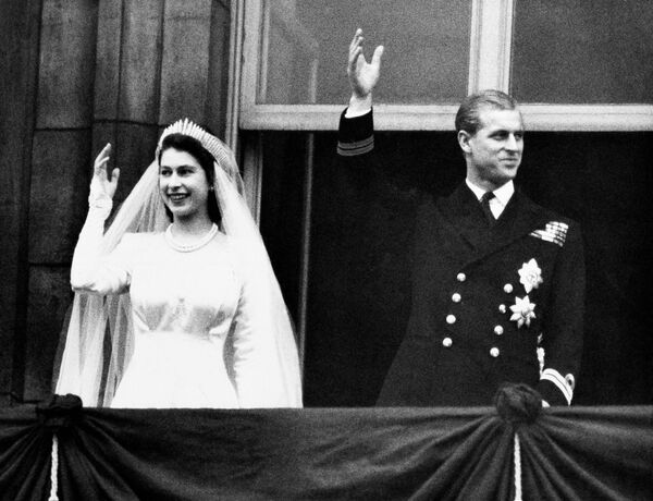 Lielbritānijas karaliene Elizabete II un princis Filips kāzu dienā Londonā, 1947. gads - Sputnik Latvija