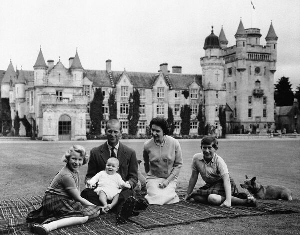 Lielbritānijas karaliene Elizabete II un princis Filips kopā ar trim bērniem Balmoralas pilī - Sputnik Latvija