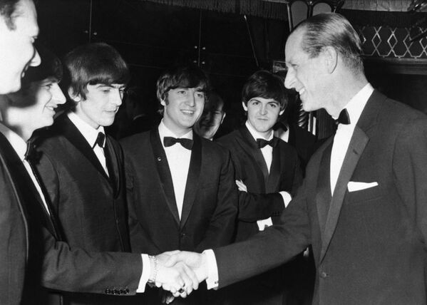 Princis Filips tiekas ar grupu The Beatles Londonā, 1964. gads - Sputnik Latvija
