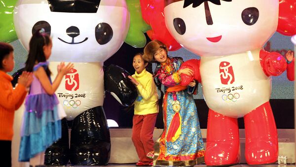 Дети танцуют с талисманами Олимпийских игр 2008 года в Пекине  - Sputnik Латвия
