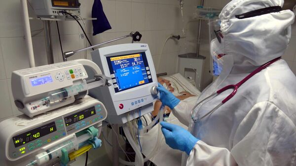 Медицинский работник и пациент в отделении анестезиологии и интенсивной терапии - Sputnik Латвия
