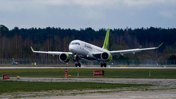 Самолет латвийской авиакомпании airBaltic заходит на посадку в аэропорт Рига - Sputnik Latvija