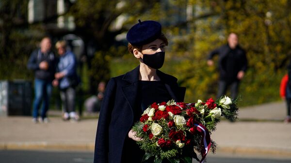 Депутат Сейма Мария Голубева с цветами в День восстановления независимости Латвии - Sputnik Латвия