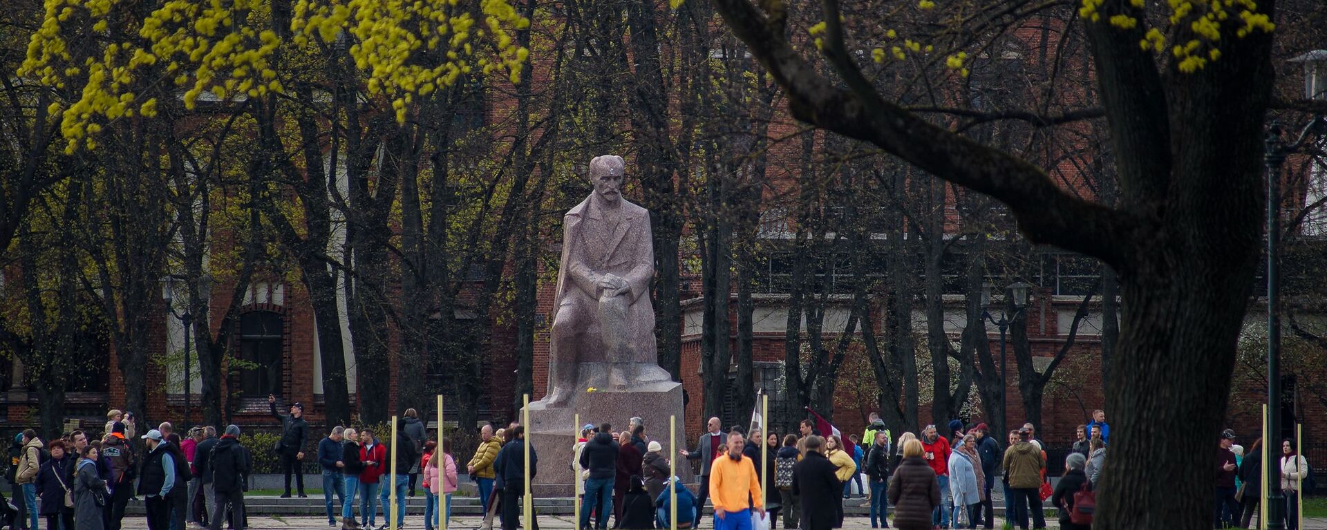 Люди собрались на Эспланаде у памятника Райниса в поддержку Алдиса Гобземса, который вышел погулять - Sputnik Латвия, 1920, 05.05.2021