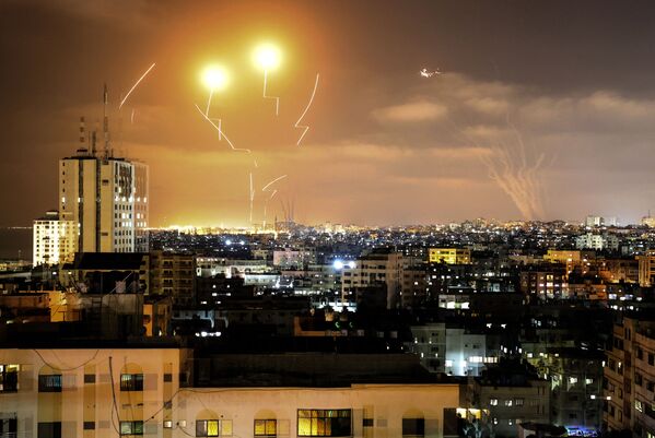 Ракеты, выпущенные в сторону Израиля из города Газа - Sputnik Латвия
