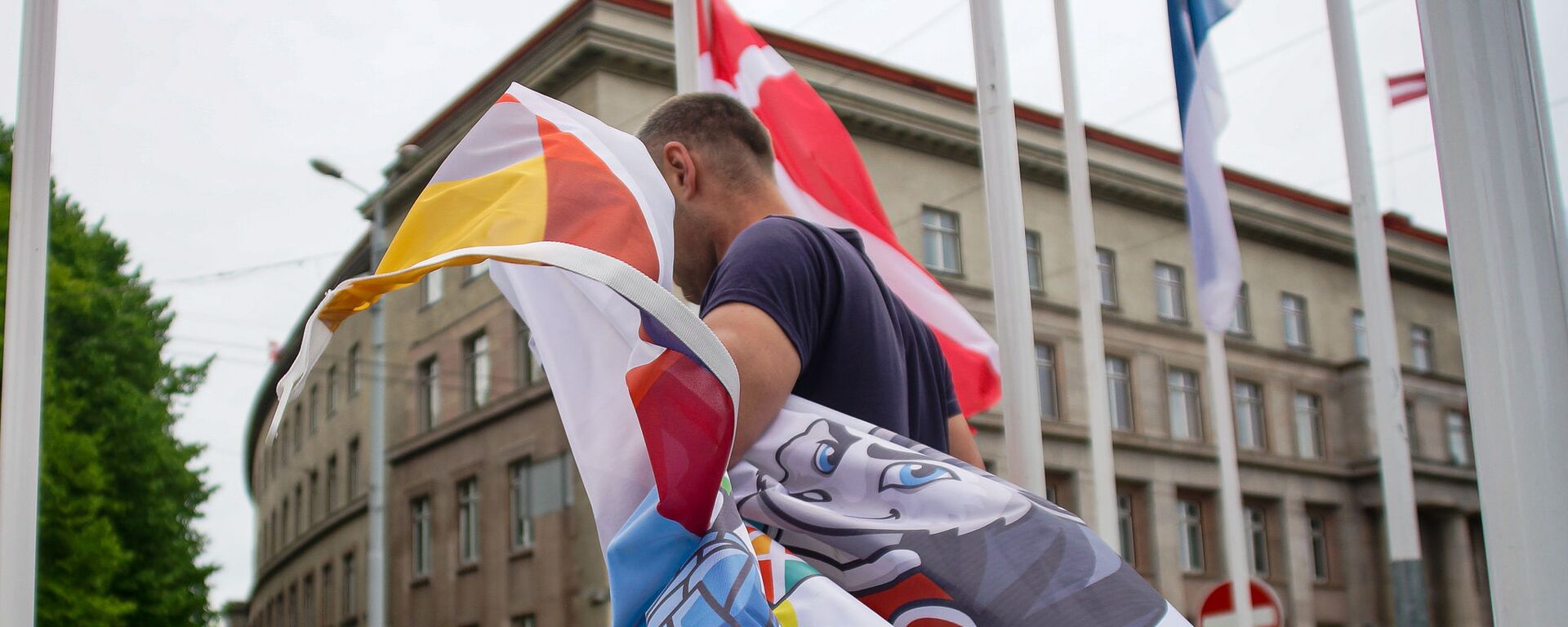 По решению мэра Риги Мартиньша Стакиса все флаги Международной федерации хоккея заменены на флаги города Риги - Sputnik Латвия, 1920, 29.05.2021
