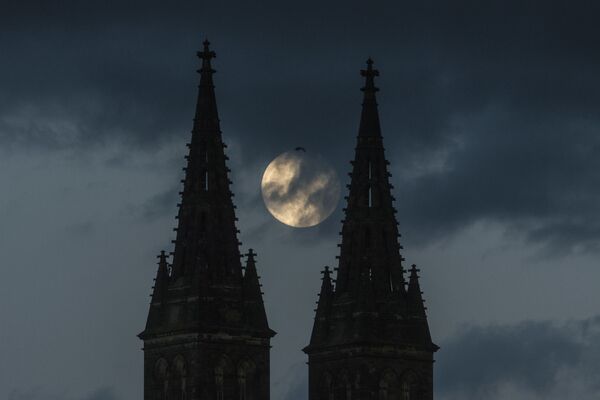 Луна за базиликой Святых Петра и Павла, частью Вышеградского замка в Праге. - Sputnik Латвия