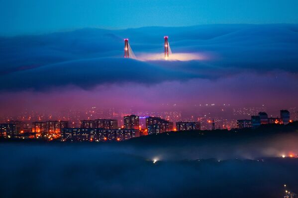 Tilti, sopkas, kaijas un migla – ar Vladivostoku nesaraujami saistītas asociācijas. Migla ietin pilsētu jebkurā laikā, tā ir viena no Vladivostokas vizītkartēm - Sputnik Latvija